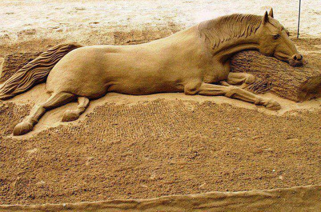 Awesome sand horse sculpture-15 Most Bizarre Sand Art Sculptures Ever Created