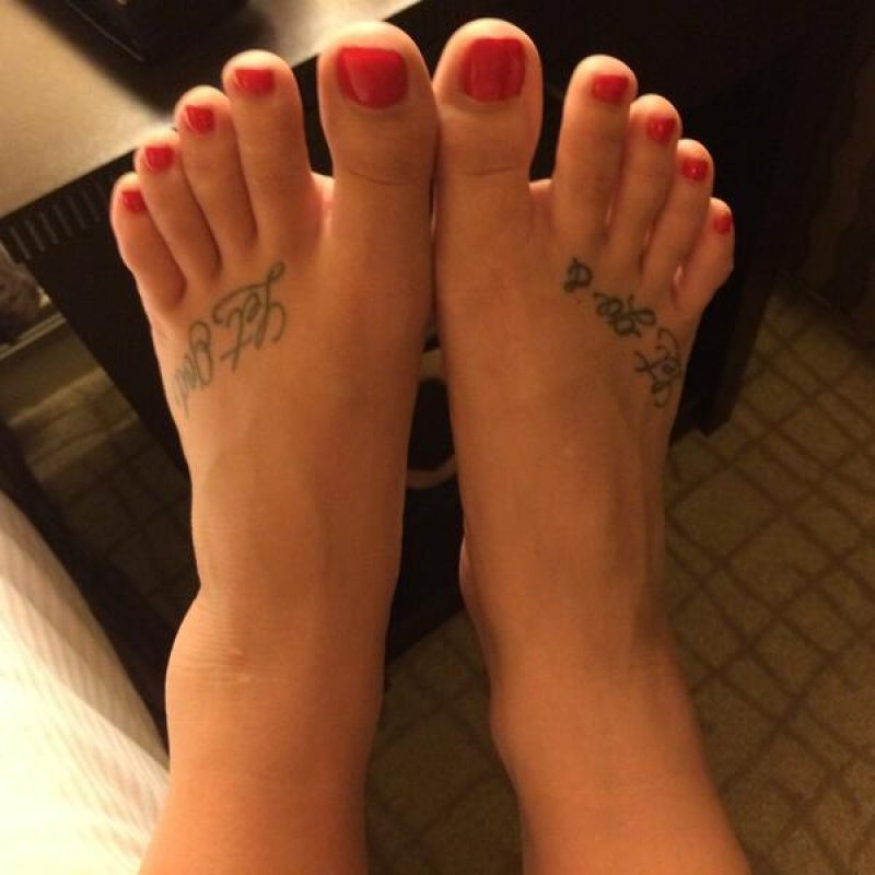 Demi Lovato's Legs and Feet-23 Sexiest Celebrity Legs And Feet