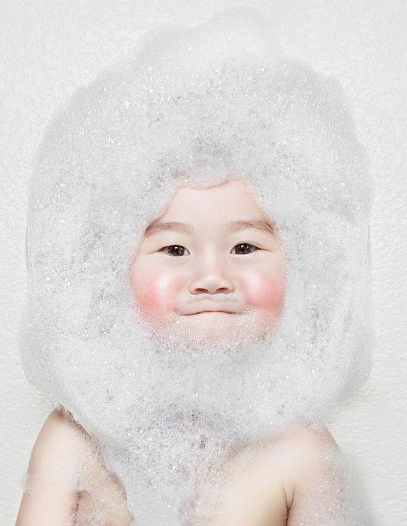 Ho, ho ho,Santa claus is coming.-Crazy Photos Of Daughters By Their Dad