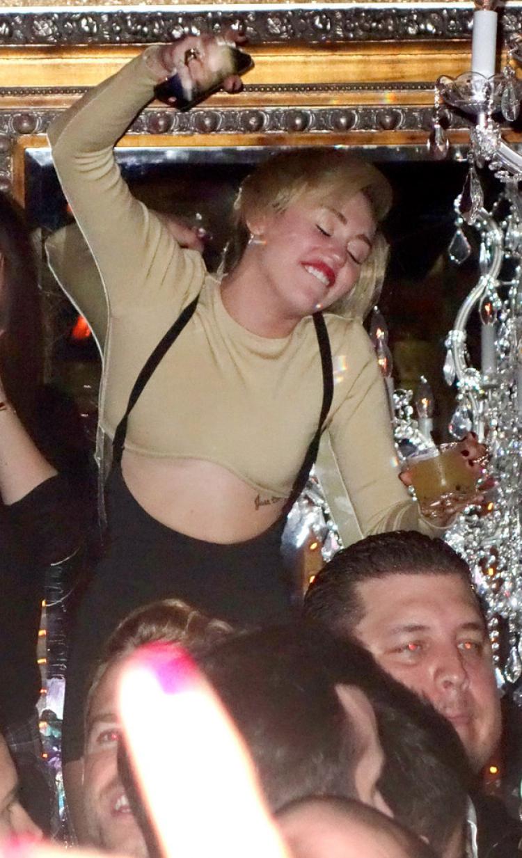 Miley Cyrus-15 Celebrities Who Were Caught Drunk