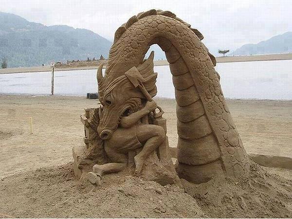 Sand dragon sculpture-15 Most Bizarre Sand Art Sculptures Ever Created