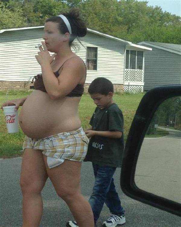 Smoking Pregnant Woman-15 Most Disturbing And Stupid Pregnancy Photos Ever