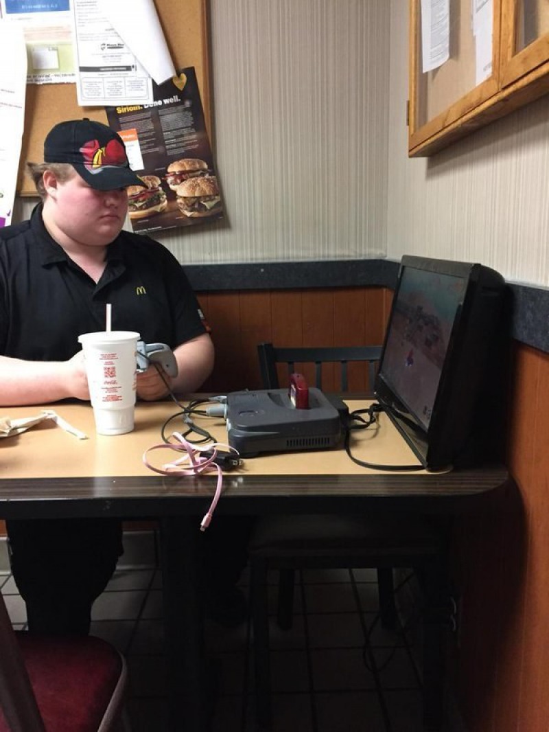 They Love Working in Lobby-15 McDonald's Secrets Their Employees Are Hiding From You