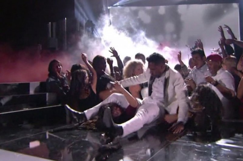 Miguel dropkick-15 Hilarious Concert Fails And Bloopers That Will Make You Lol