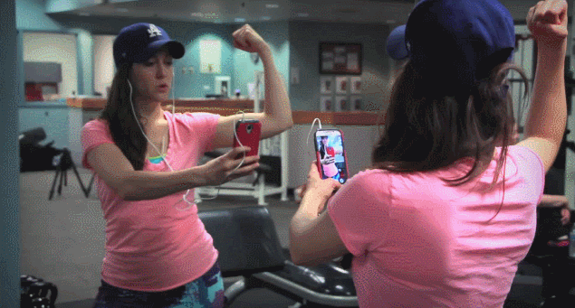 Photo Freaks and Selfie Queens-15 Annoying Things People Do At Gym