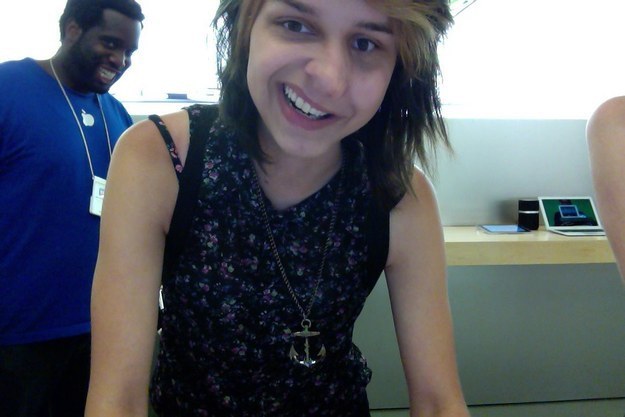 This Guy Who Photobombed a Selfie-15 Hilarious Things Ever Happened In Apple Stores