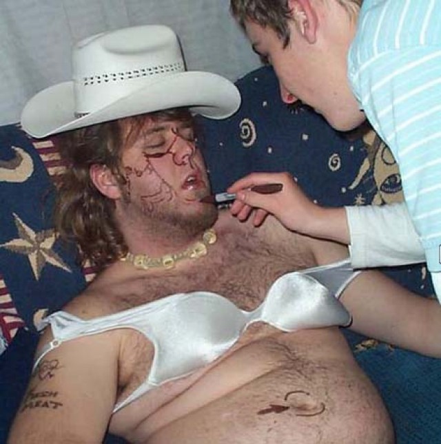 He Will Never Drink So Much in His Life Again-15 Unfortunate People Who Passed Out First