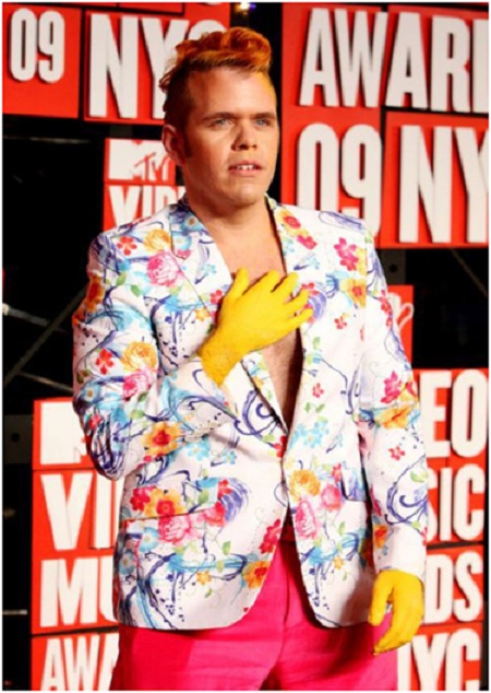 Perez Hilton And His Rubber Gloves-Embarrassing Red Carpet Flops
